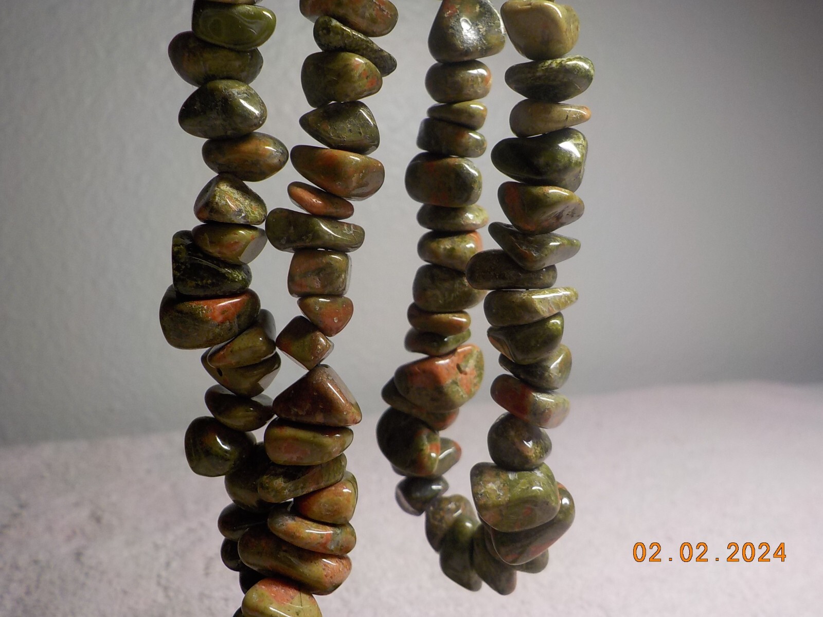 GORGEOUS UNAKITE STONE BEADED STRAND NECKLACE 32.5″ 117.59 GMS UP TO 1/2″ W