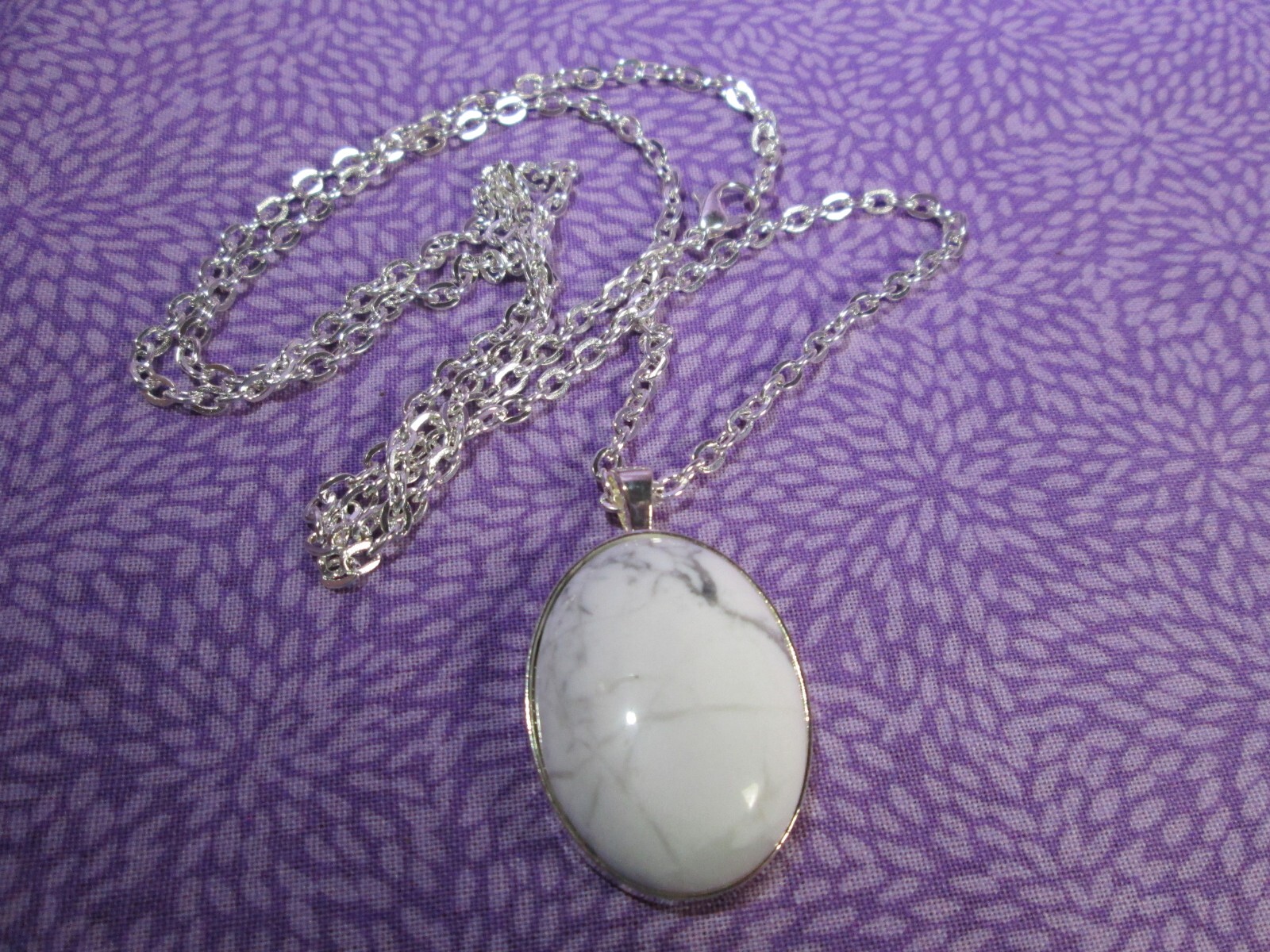 Howlite Oval Pendant w/ 28″ Silver Plated Flat Cable Necklace / D