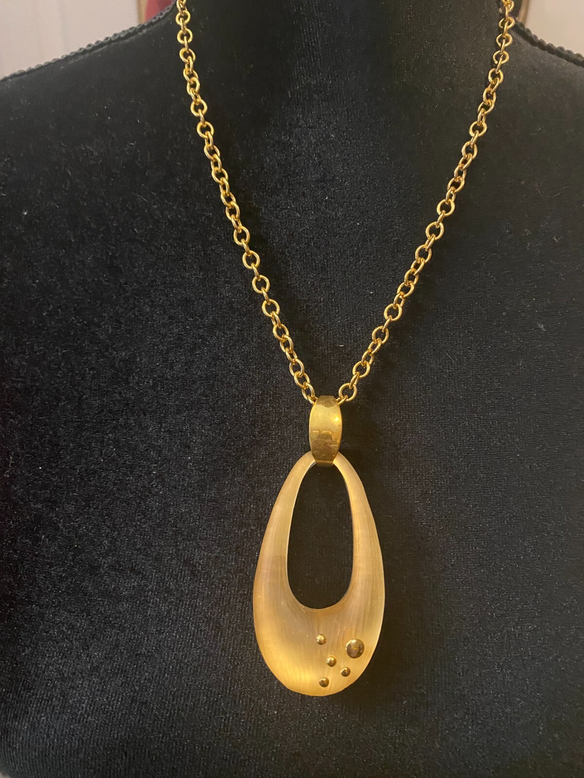 Museum of Modern Art…LUCITE Pendant NECKLACE…VINTAGE…New in the Plastic