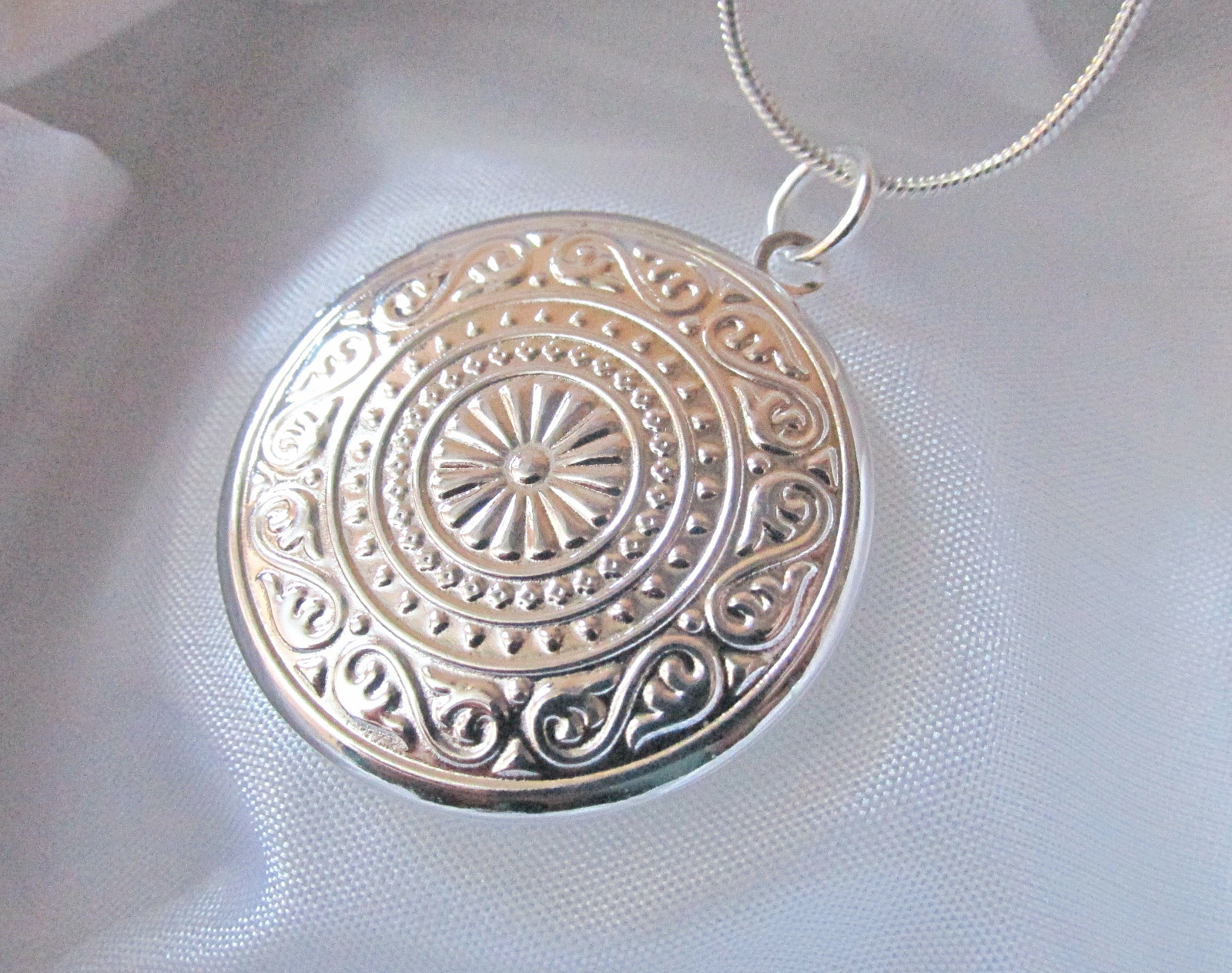 Sterling Silver Decorative Round Locket Photo Pendant Necklace Chain Gift Box