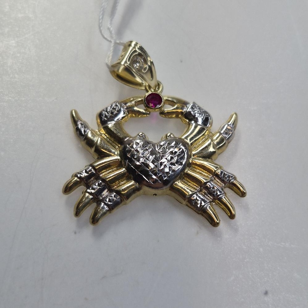 Gold Red & White Stone Crab Pendant 0.20 C.T.W. 10K Yellow Gold 3.4g (EL1133302)