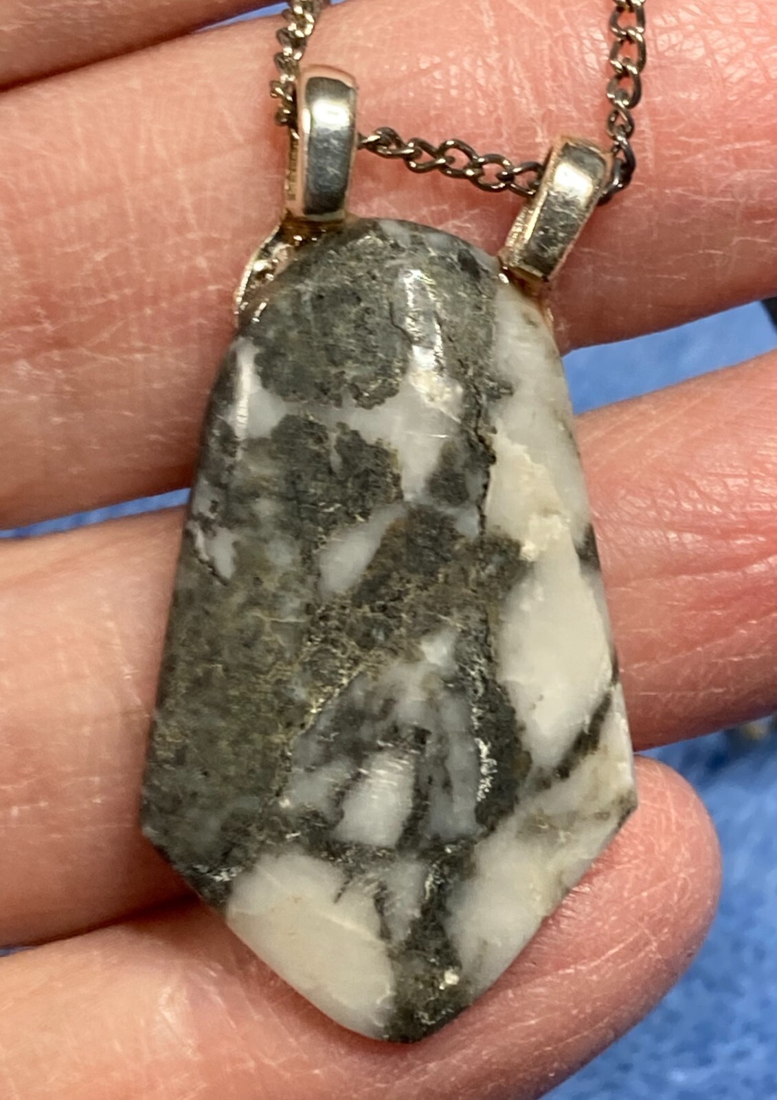 Quartz in Rock Pendant 34 X 21 X 5 mm, 18″ SP Chain BP-104
