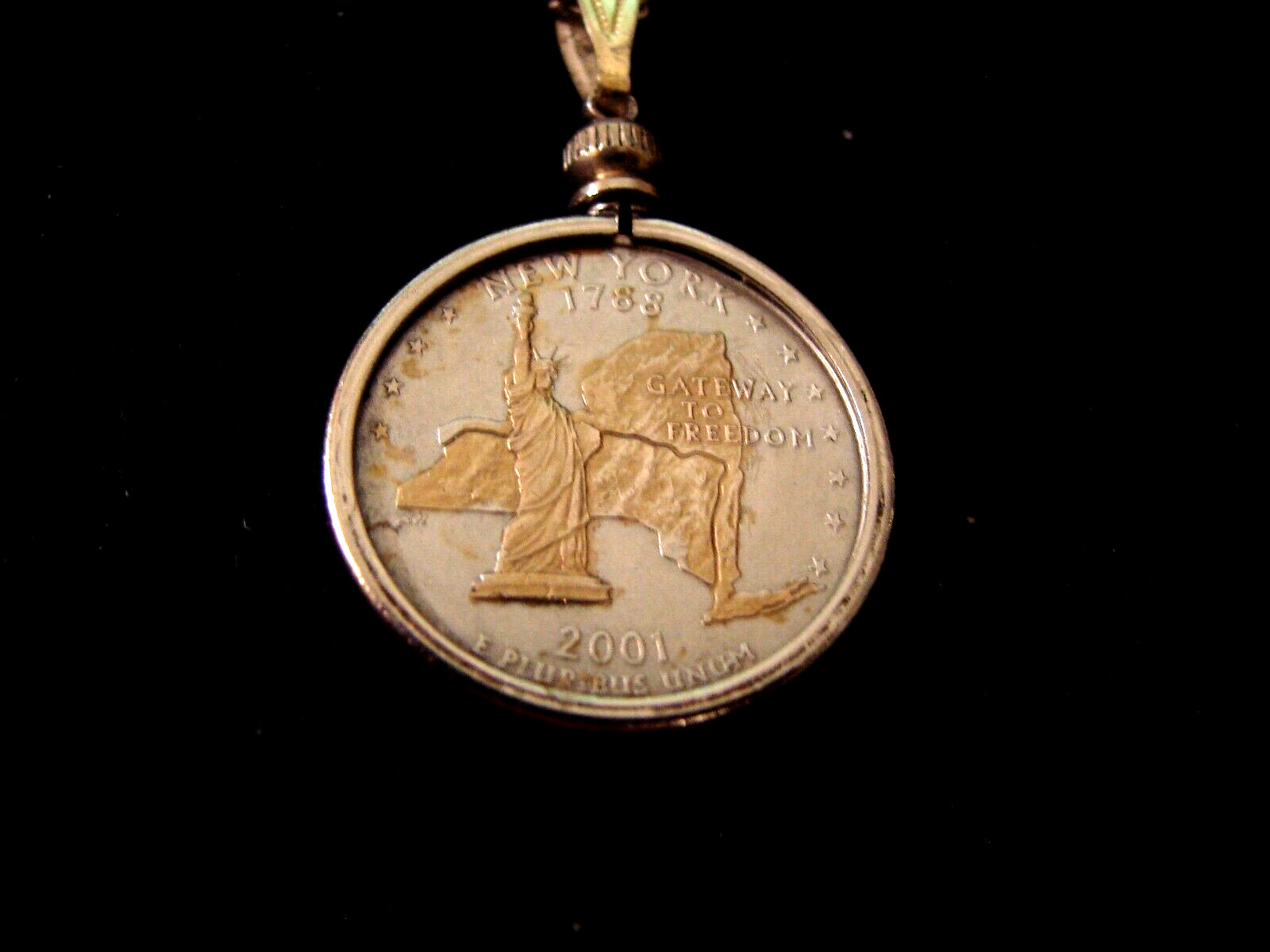 NEW YORK COMMEMORATIVE HEAVY SILVER AND GOLD PLATE 18 INCH PENDENT NECKLACE