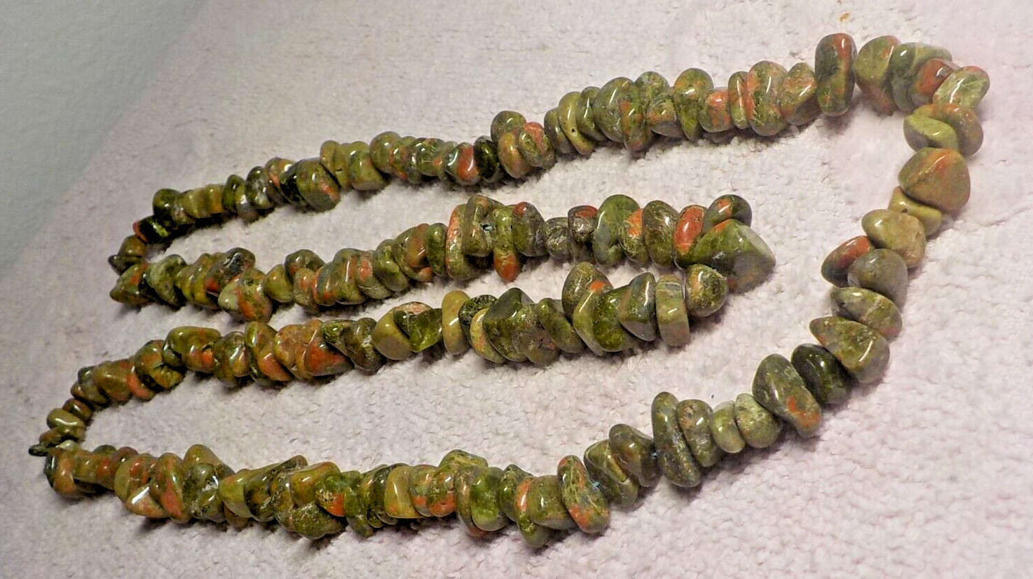 GORGEOUS UNAKITE STONE BEADED STRAND NECKLACE 32.5″ 117.59 GMS UP TO 1/2″ W