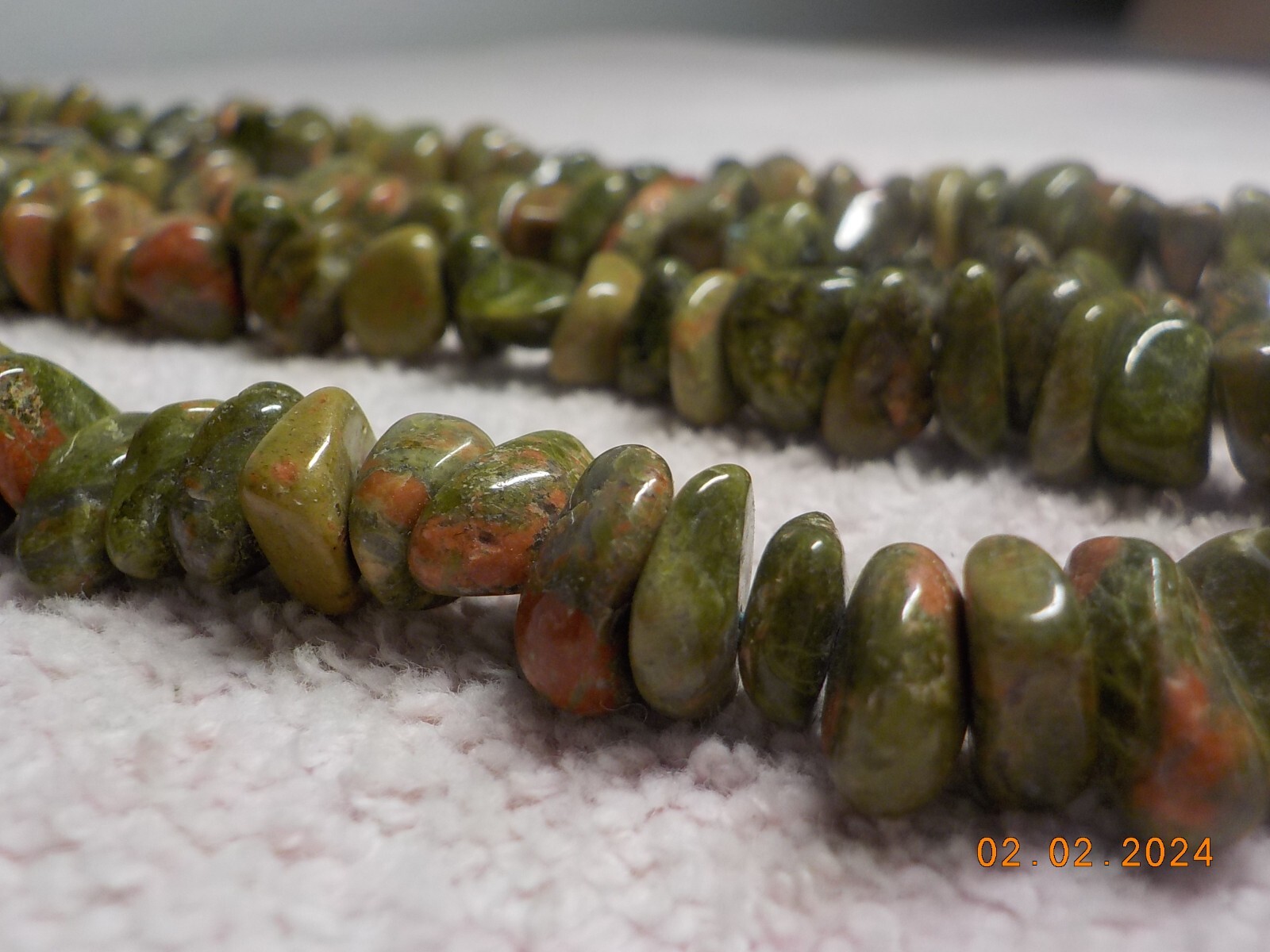 GORGEOUS UNAKITE STONE BEADED STRAND NECKLACE 32.5″ 117.59 GMS UP TO 1/2″ W
