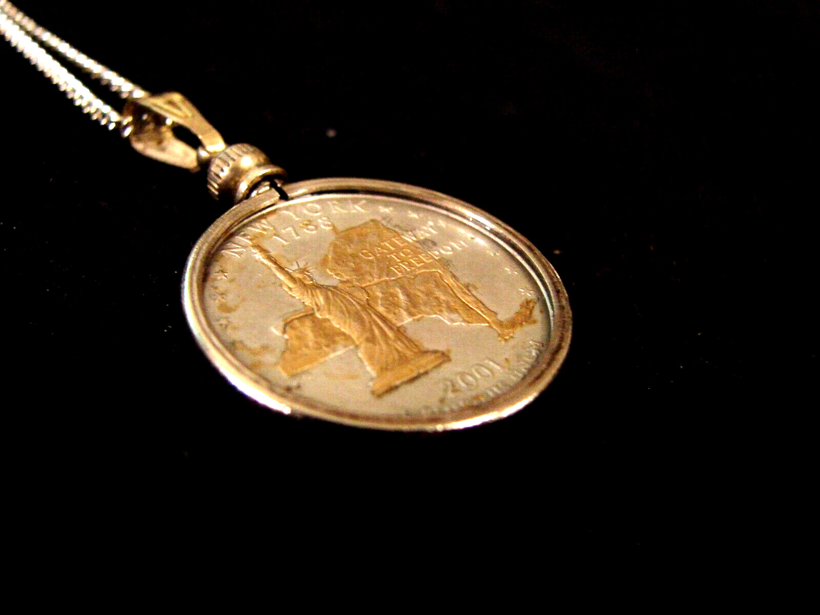 NEW YORK COMMEMORATIVE HEAVY SILVER AND GOLD PLATE 18 INCH PENDENT NECKLACE