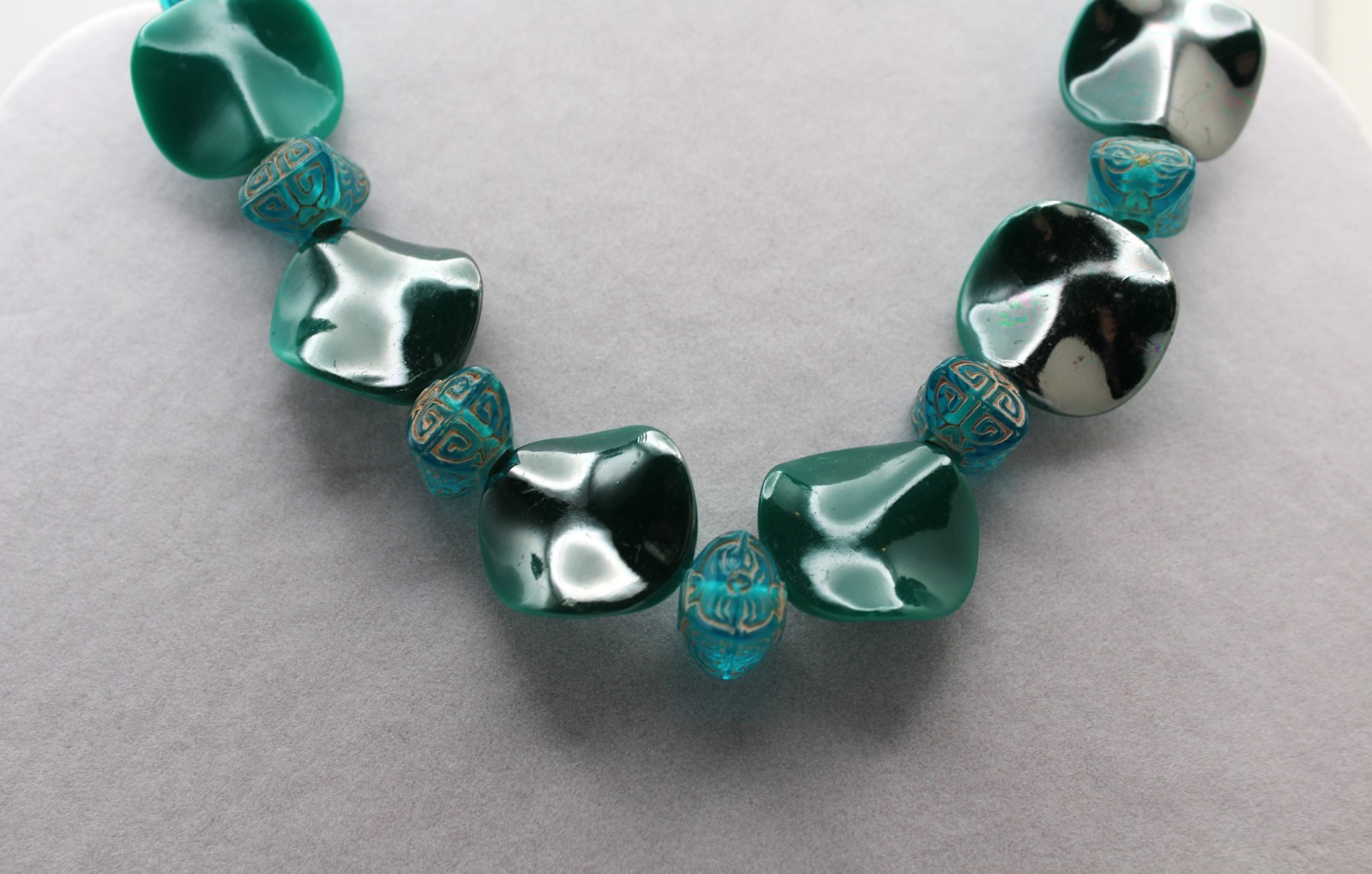 Handcrafted 22.5″ green and blue acrylic beads necklace with silver clasp