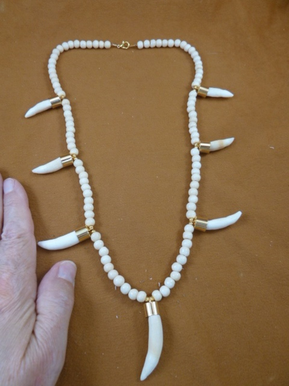 G170-152) seven Gold capped 1-3/4″ Alligator T**th white ache bead necklace