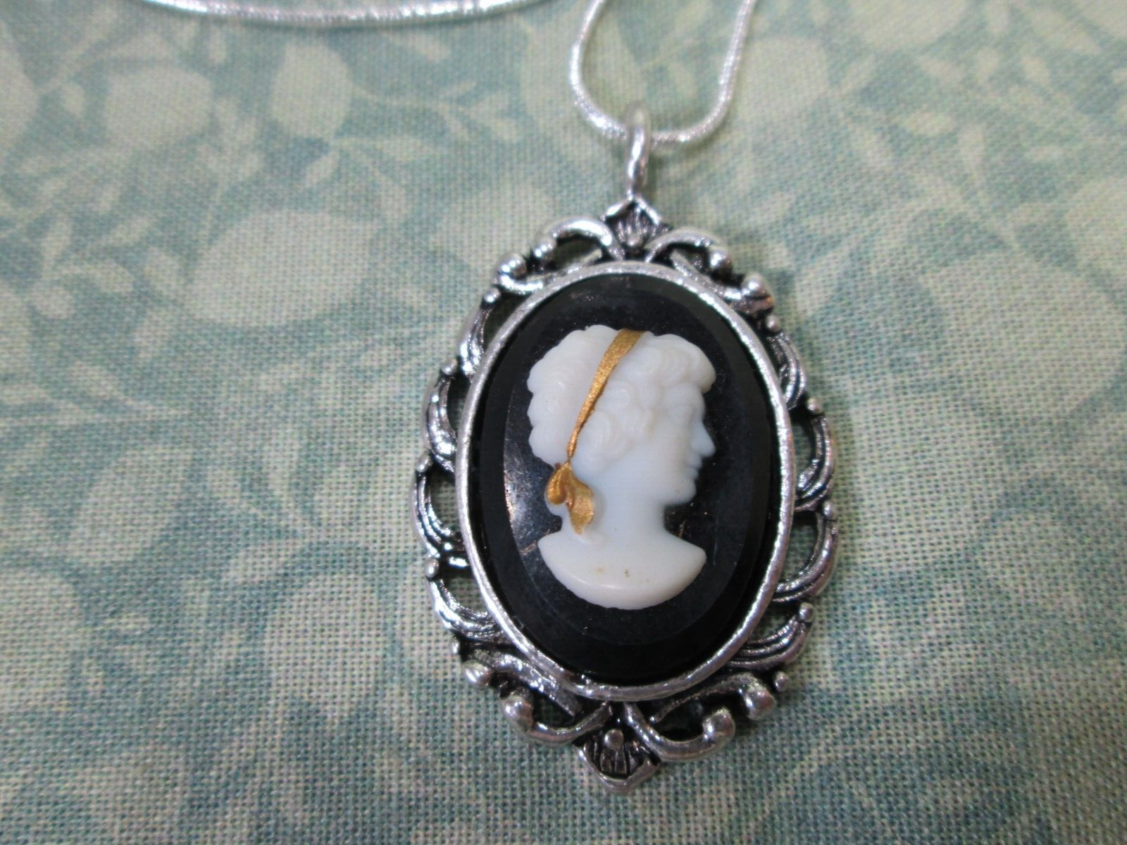 Black & White Glass Cameo Pendant w/ Necklace 22″ Silver Plated Snake Chain / S
