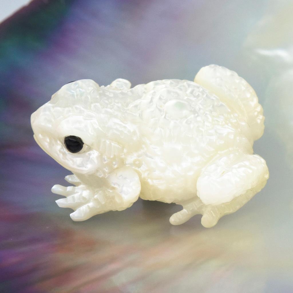 Toad Frog Design Mother-of-Pearl Shell Carving for Collection or Jewelry 12.92g