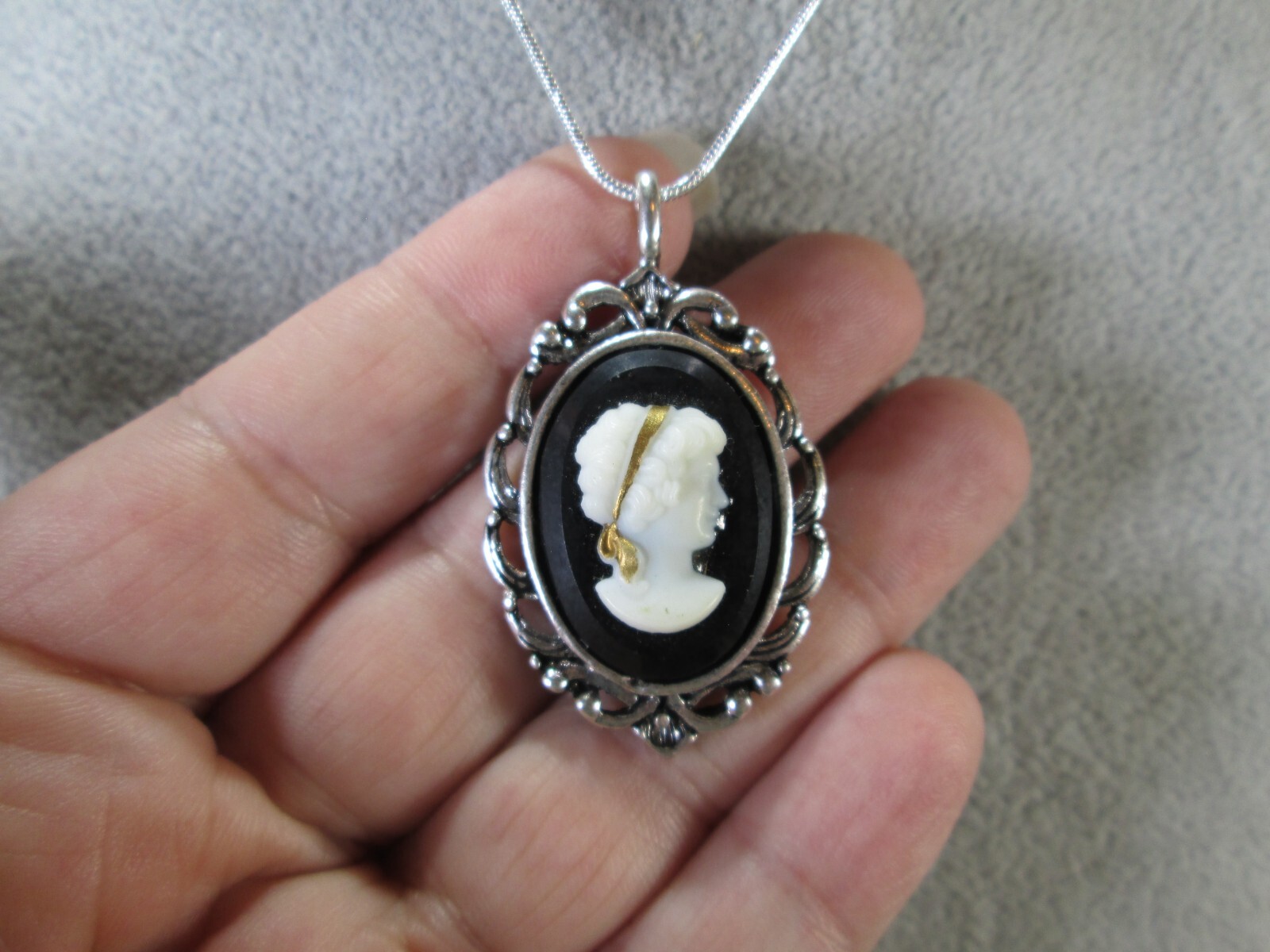 Black & White Glass Cameo Pendant w/ Necklace 22″ Silver Plated Snake Chain / S