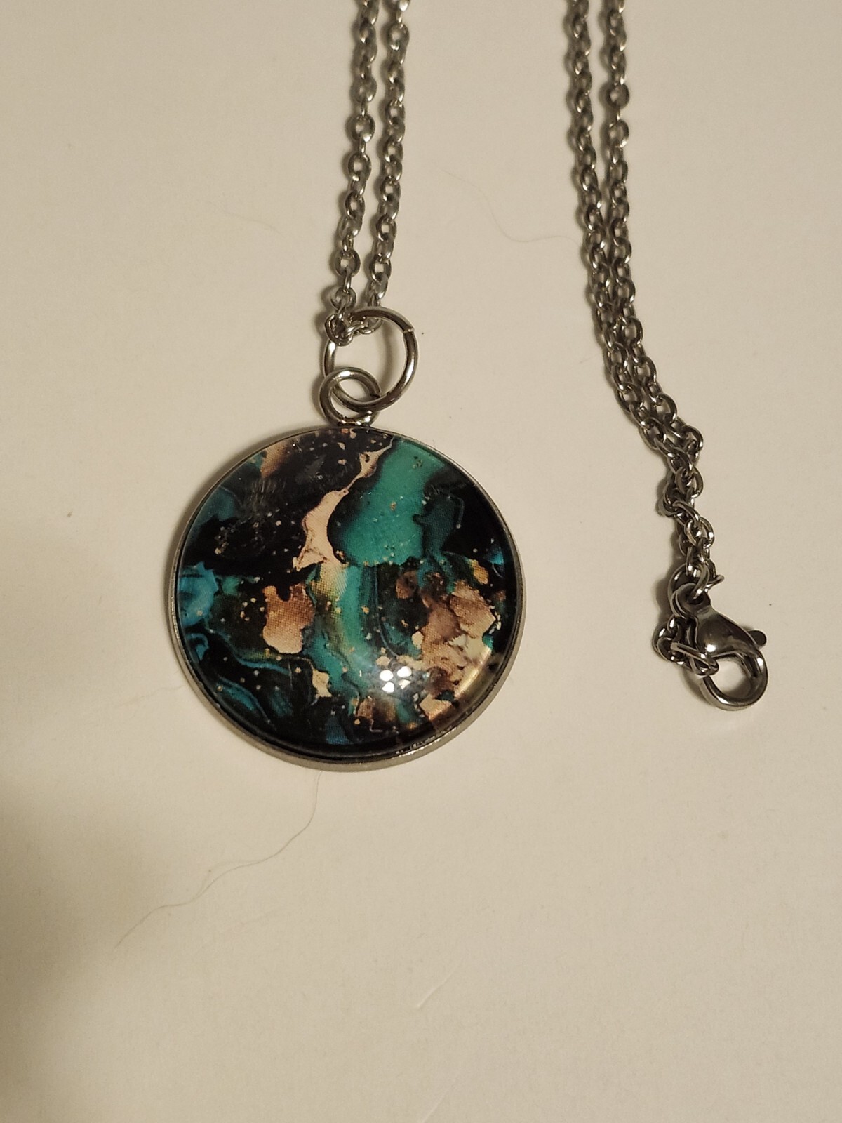 Cabochon Pendant – 1″ round Green and gold agate look
