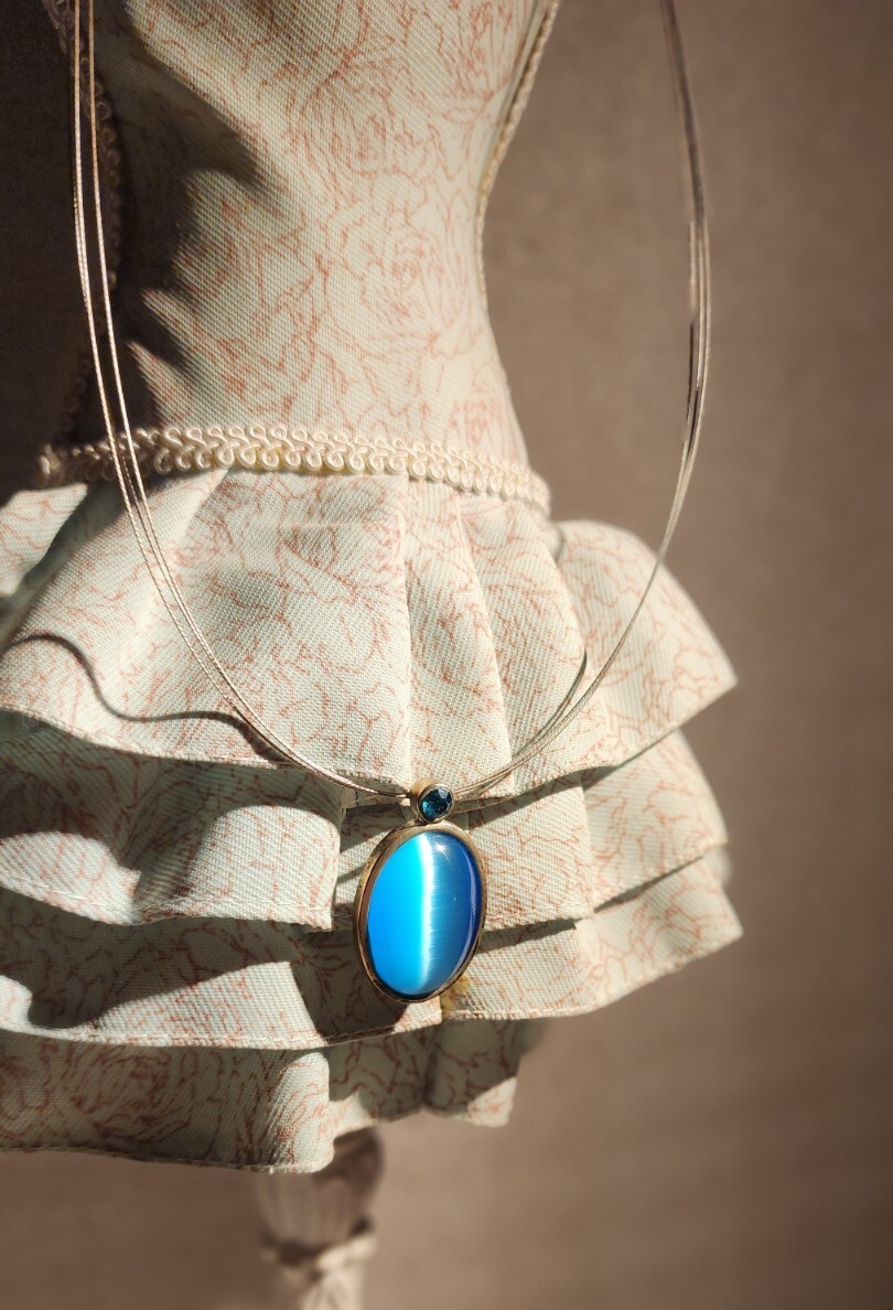 Blue Cat’s Eye Pendant Wire Necklace