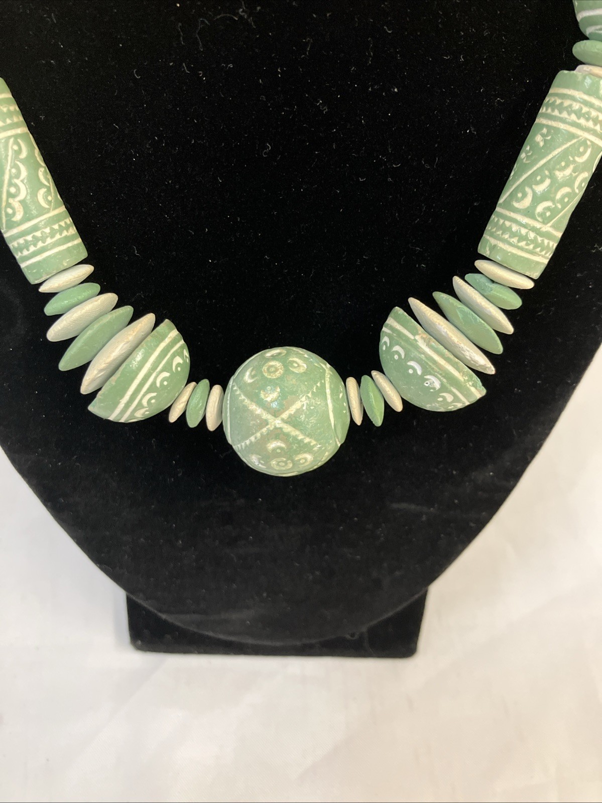 Green&cream Colored Decorative Ceramic Beads 17″ Choker Very Good Preowned