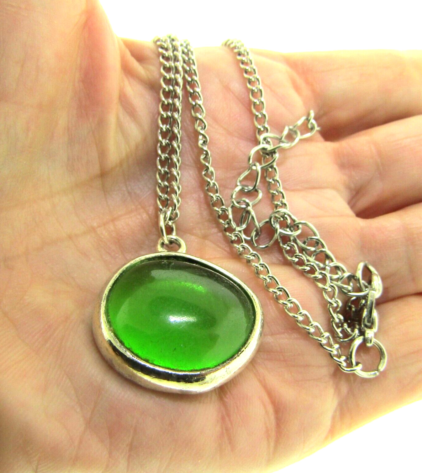 Green Glass Pendant Necklace Silver Tone 1*16*18