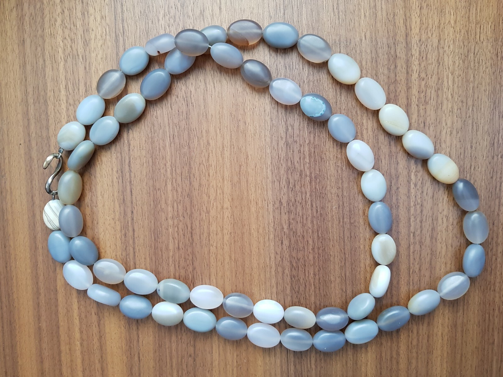 Necklace in semi-precious Agate stones and silver lock