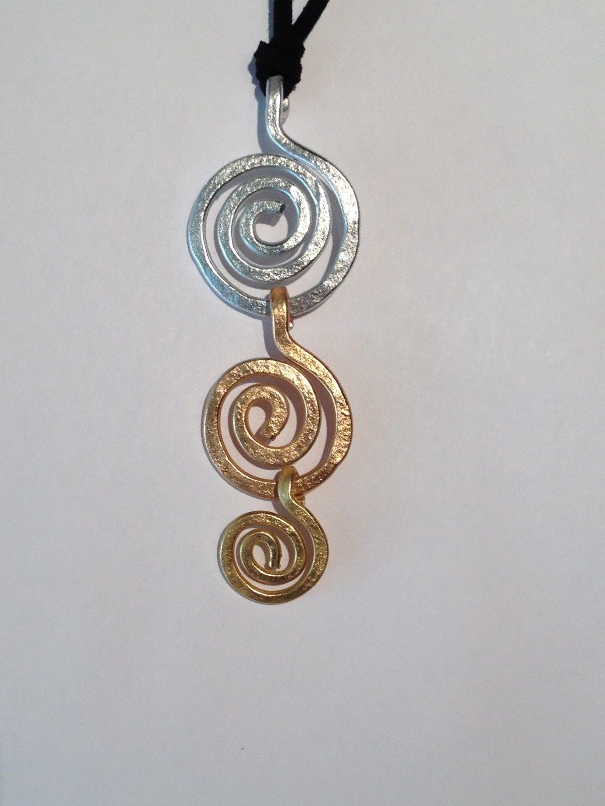 Triple Spiral Hammered Aluminum Necklace Lightweight Silver, Gold, Rose Gold NEW