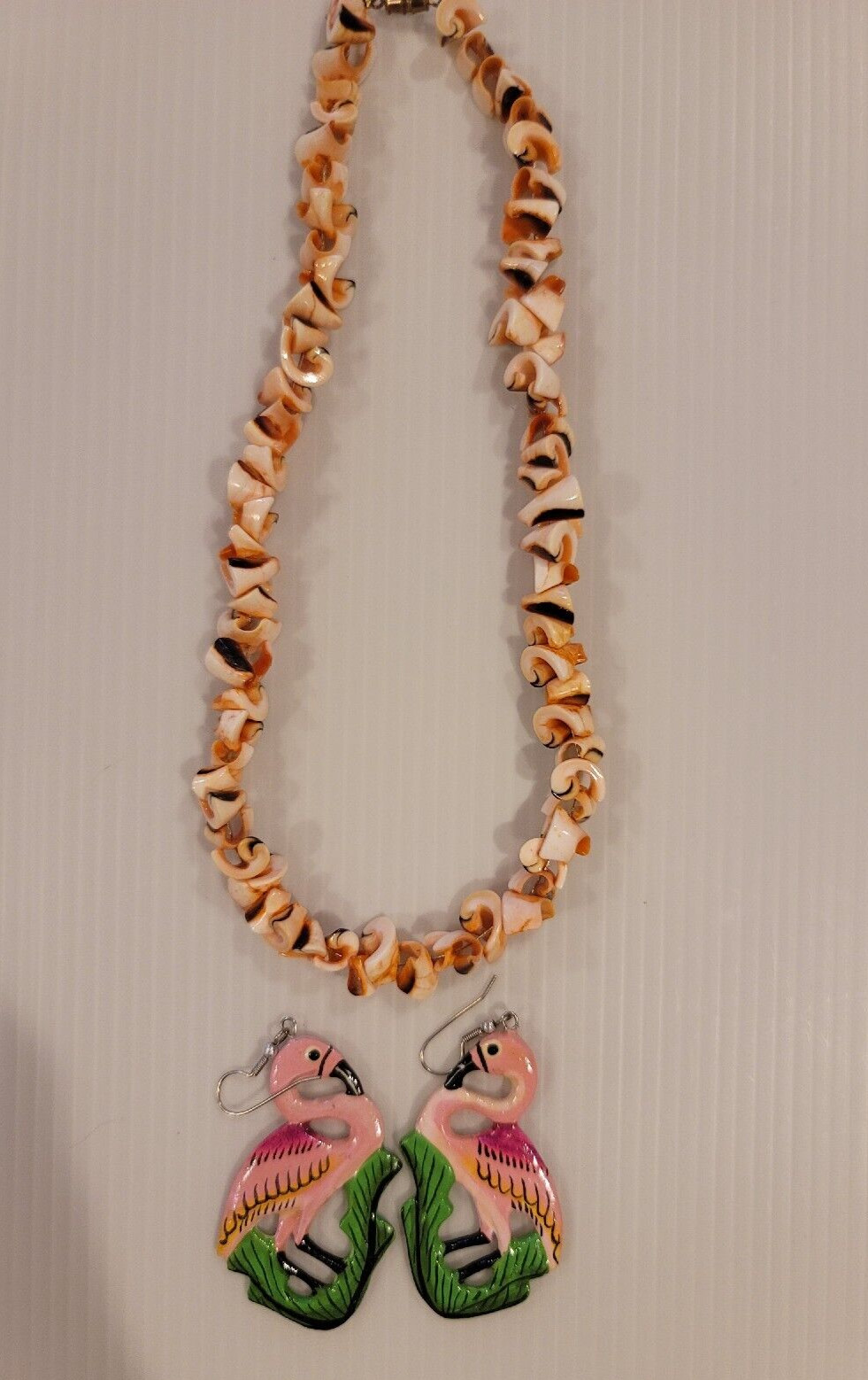 Vintage pink spiral cone sea shell necklace 15″ & 2″ long flamingo wood earrings