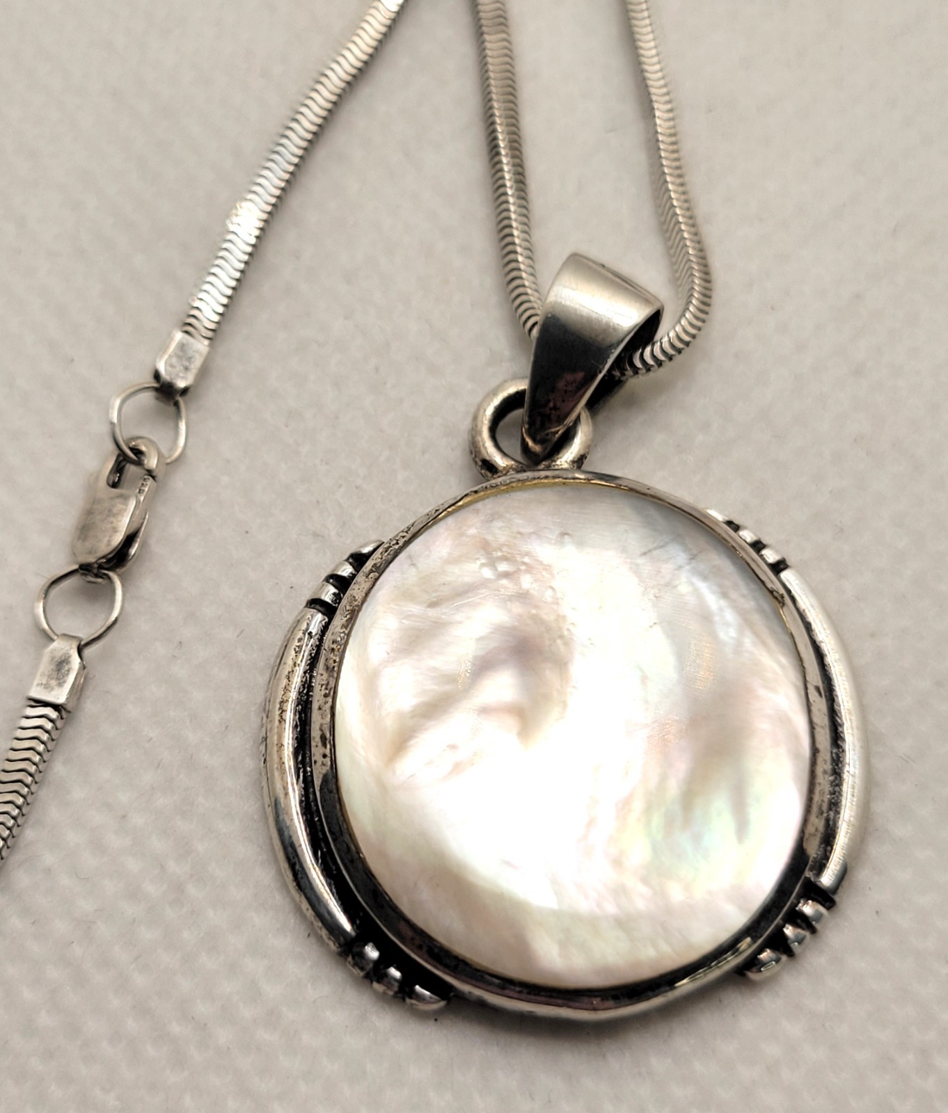 Vintage Handcrafted Mother of Pearl Pendant Necklace 925 Sterling Silver 18″