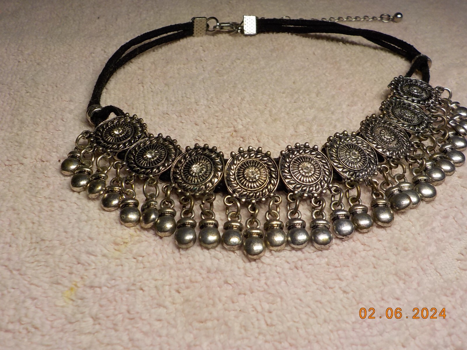 TRIBAL STYLE CHOKER W/5/8″ MEDALLIONS W/DANGLE JUG BEADS LEATHER CORD 13.5″ L