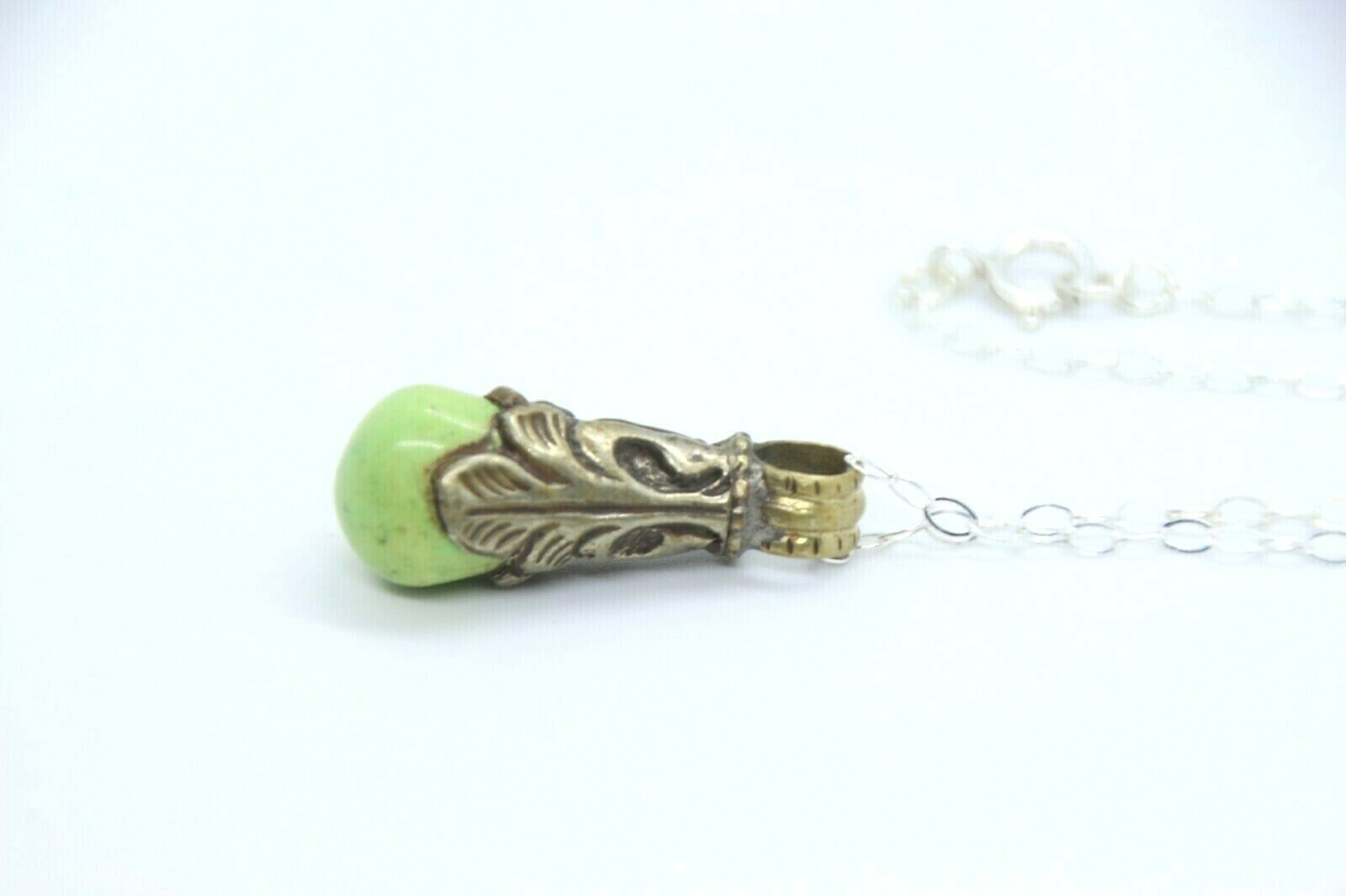 Tibetan Silver Green Magnesite Repousse Floral Pendant Gemstone Necklace 18″