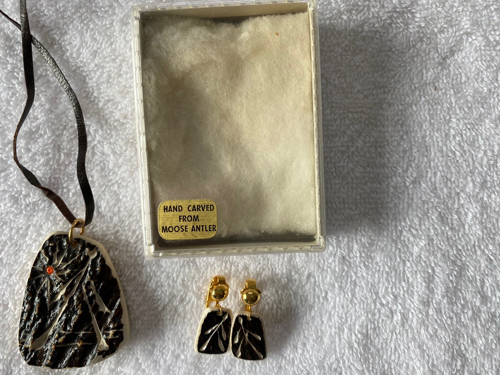 1970’s Alaska Hand Carved Antler Necklace & Ear Rings. 32″ Leather Necklace.