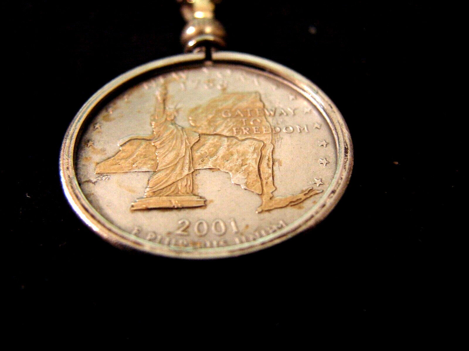 NEW YORK COMMEMORATIVE HEAVY SILVER AND GOLD PLATE 18 INCH PENDENT NECKLACE