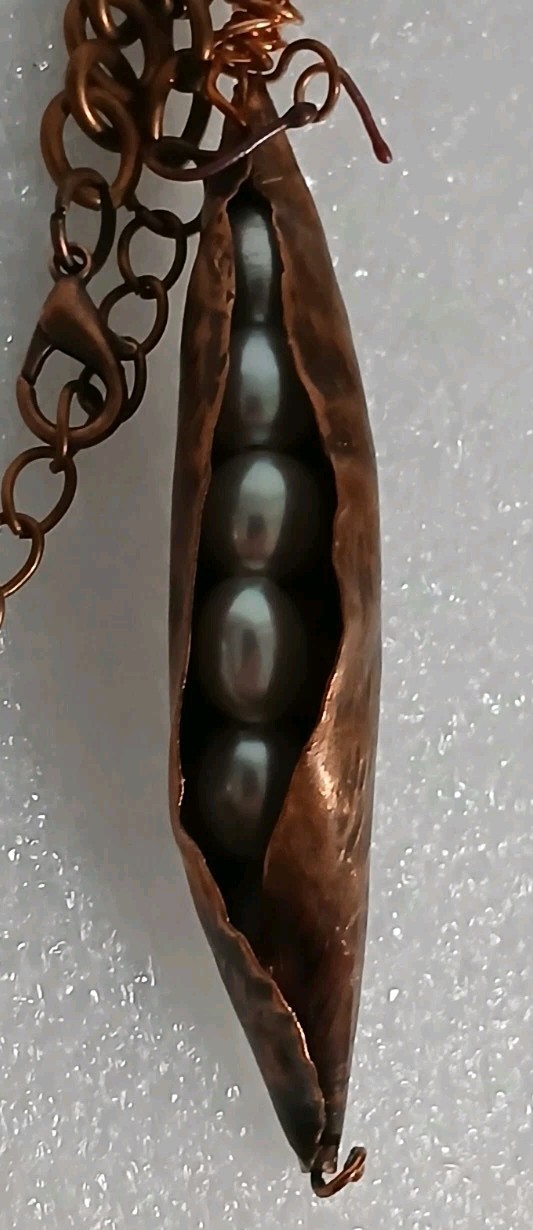 Artisan Hammered Copper Peas in a Pod Pendant Necklace Simulated Pearl 32″