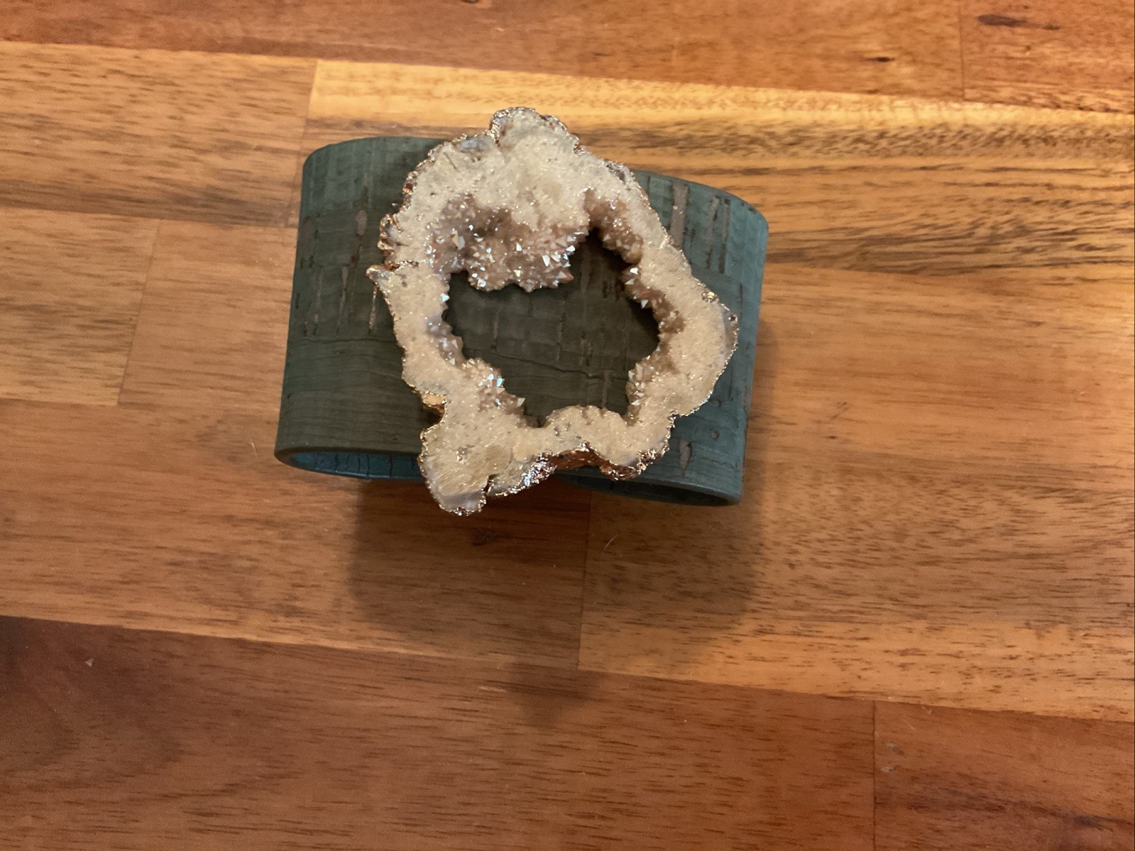 AGATE, WITH METALLIC COATING, ON LEATHER STRAP BRACELET