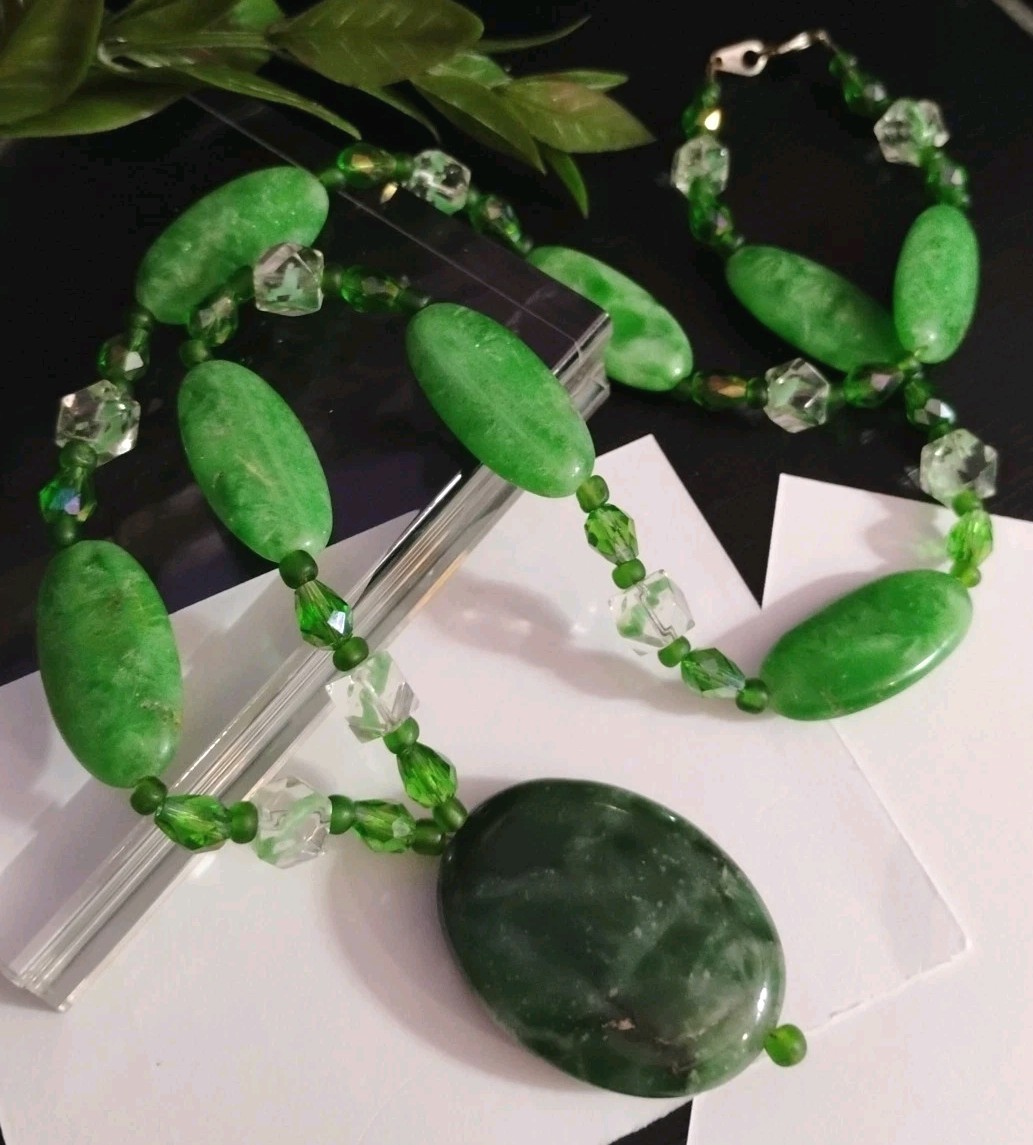 Gorgeous GREENS! Oval Serpentine Stone Pendant, Glass and Jadeite 23″ Necklace!