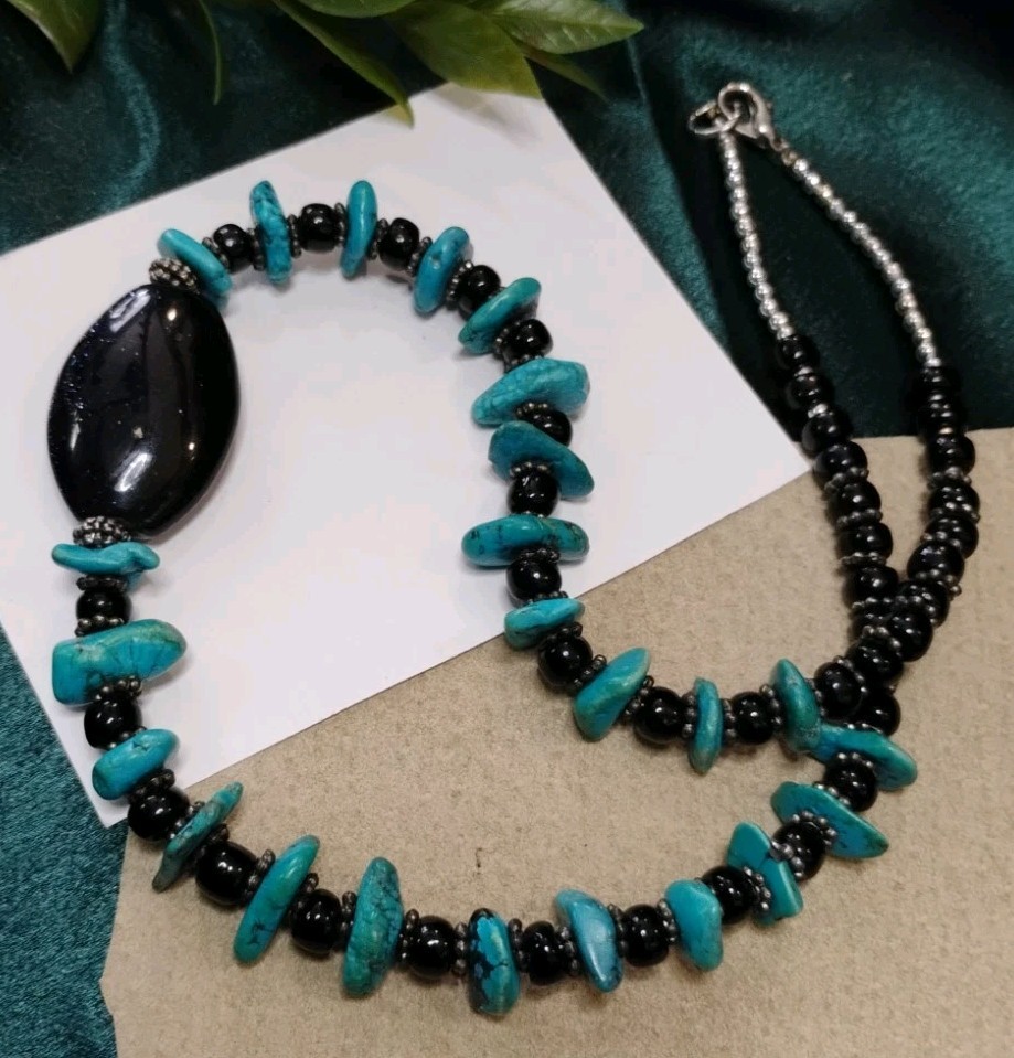 Beautiful TURQUOISE Stone, Sparkle Glass, and Onyx (?) 18″ Beaded Necklace!