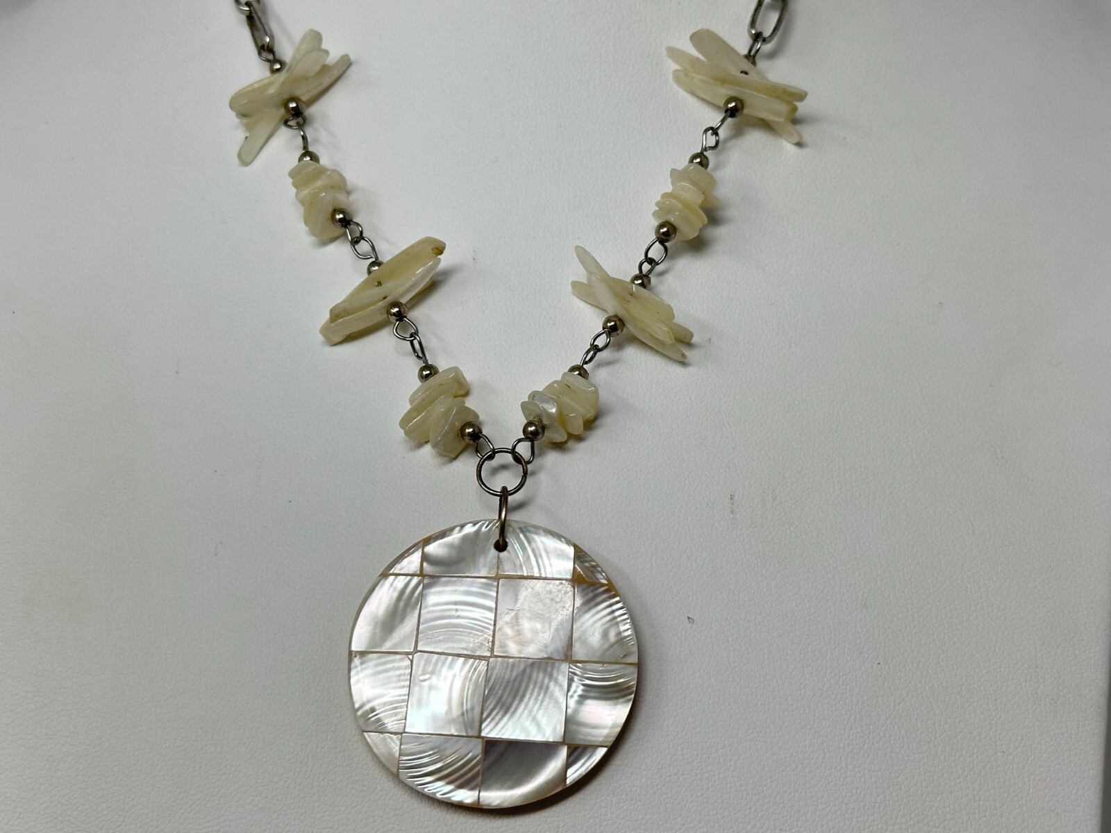 Pretty Silvertone Mother of Pearl Shell Inlay Pendant & Chip Bead 17″ Necklace