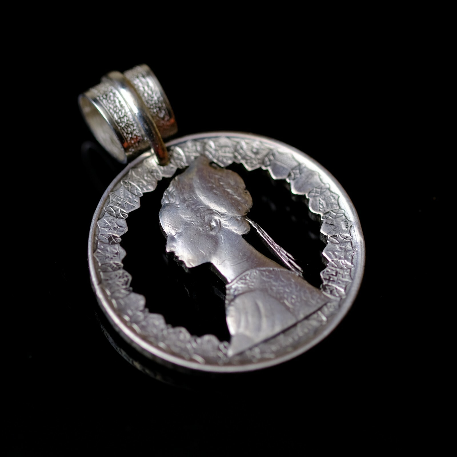 Silver 0.835 Italian 500 Lire Cut Coin Pendant 1958. Hand cut 29,3 mm