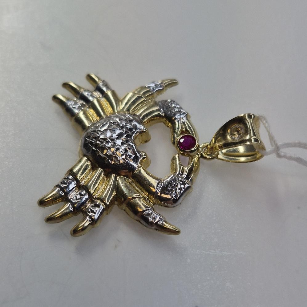 Gold Red & White Stone Crab Pendant 0.20 C.T.W. 10K Yellow Gold 3.4g (EL1133302)