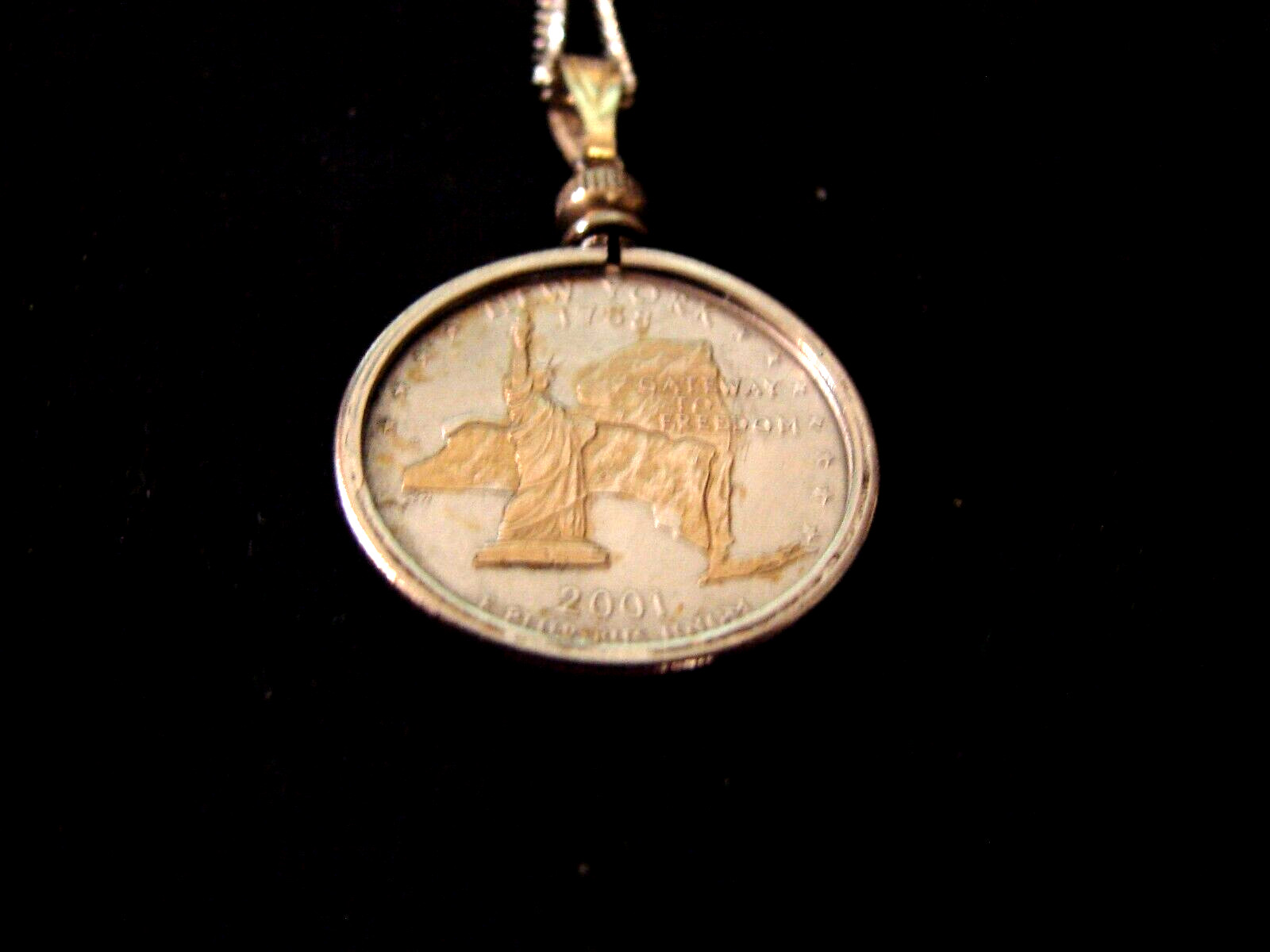 NEW YORK COMMEMORATIVE HEAVY SILVER AND GOLD PLATE 18 INCH PENDENT NECKLACE