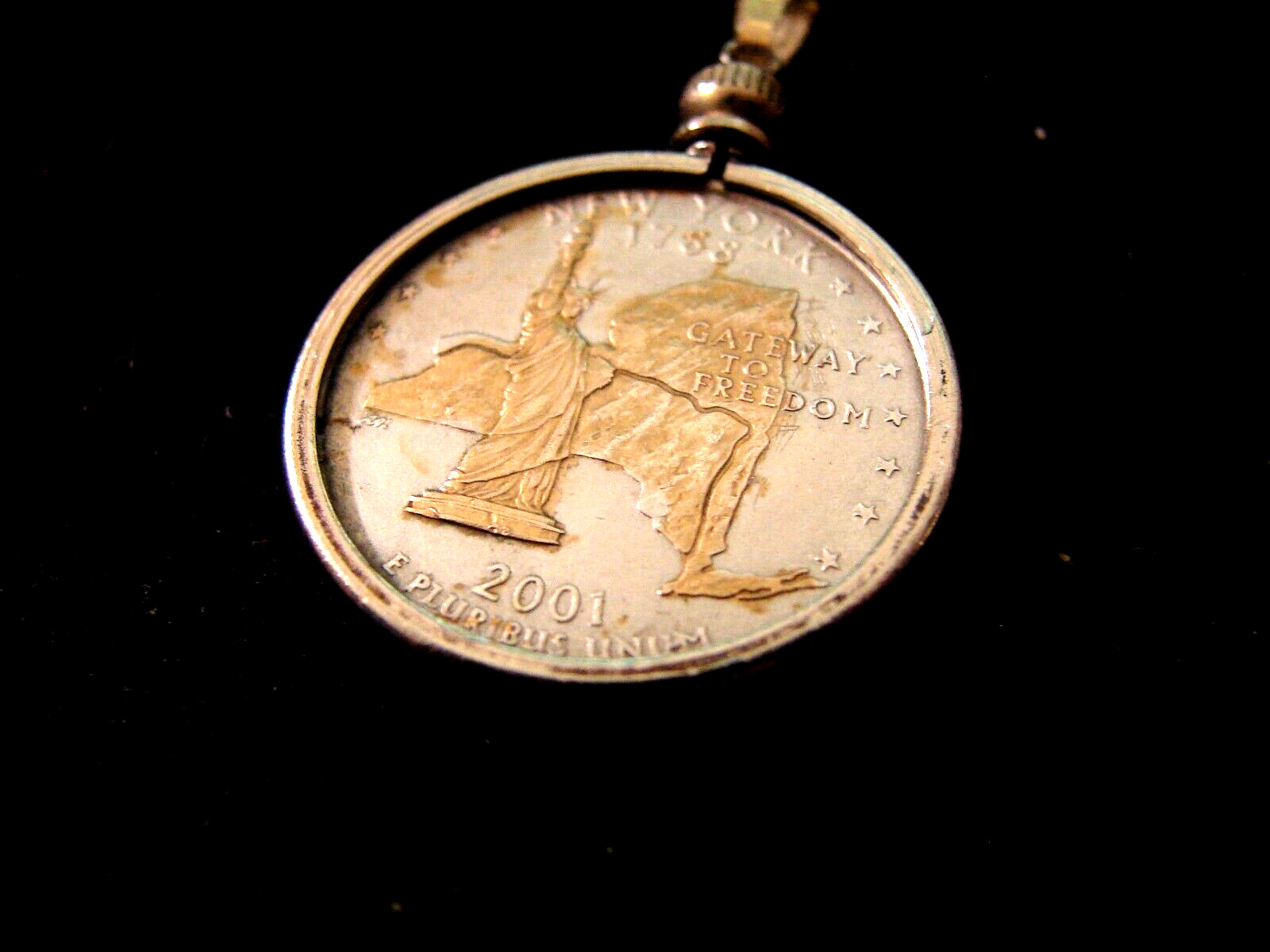 NEW YORK COMMEMORATIVE HEAVY SILVER AND GOLD PLATE 18 INCH PENDENT NECKLACE