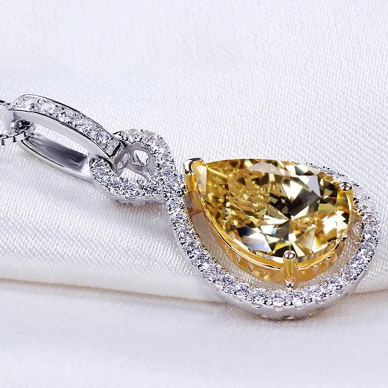 Lovely 3 Ct Certified Yellow Diamond Necklace , Tariffs FREE & matching Studs.